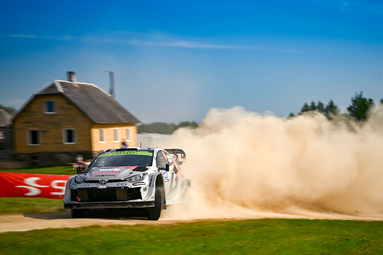 復帰戦での初優勝に現実味。ヒョンデ勢の2番手争いを尻目に、オリバー・ソルベルグがリード拡大／WRCエストニア・デイ3