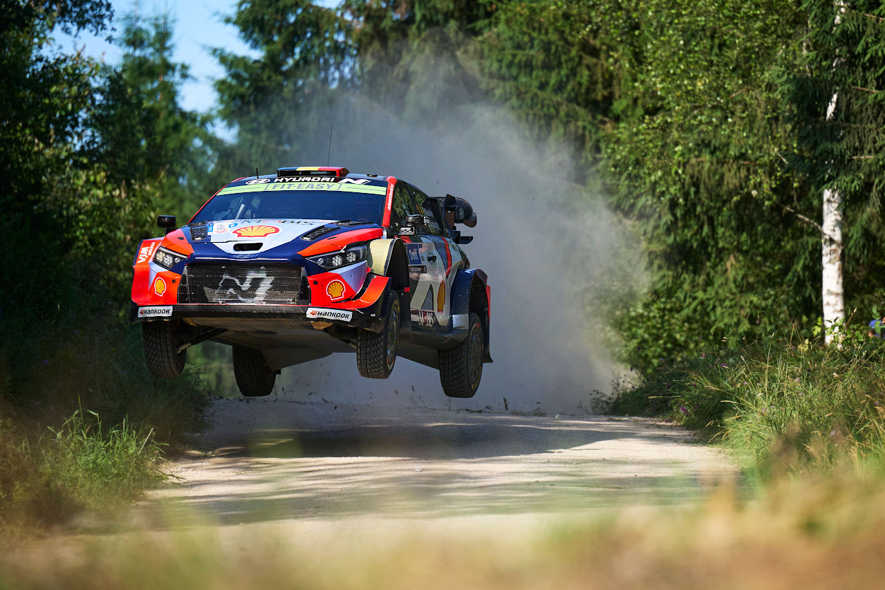 復帰戦での初優勝に現実味。ヒョンデ勢の2番手争いを尻目に、オリバー・ソルベルグがリード拡大／WRCエストニア・デイ3