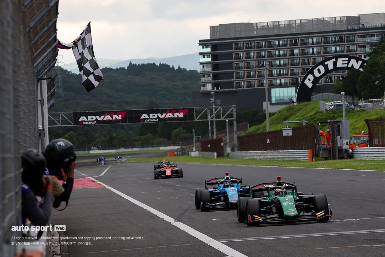レース終盤の激アツバトルを勝ち抜いた太田格之進が第7戦を制し今季3勝目！ 岩佐歩夢が2位、坪井は3位