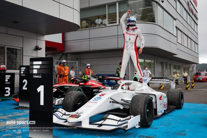 レース終盤の激アツバトルを勝ち抜いた太田格之進が第7戦を制し今季3勝目！ 岩佐歩夢が2位、坪井は3位