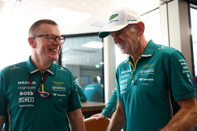 アストンマーティンF1のCEO兼チーム代表アンディ・コーウェルとマネージングテクニカルパートナーのエイドリアン・ニューウェイ