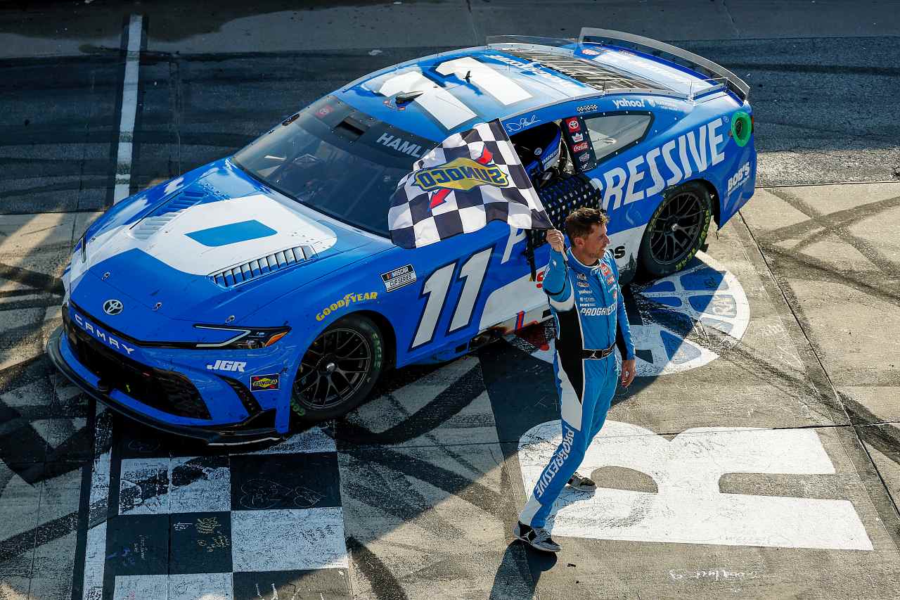 度重なるオーバータイムを制したハムリンが僚友ブリスコを撃破。連覇で今季最多の4勝目／NASCAR第21戦