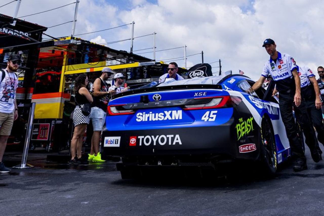 度重なるオーバータイムを制したハムリンが僚友ブリスコを撃破。連覇で今季最多の4勝目／NASCAR第21戦