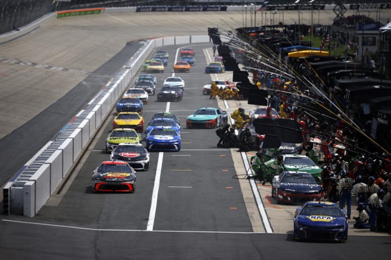 度重なるオーバータイムを制したハムリンが僚友ブリスコを撃破。連覇で今季最多の4勝目／NASCAR第21戦