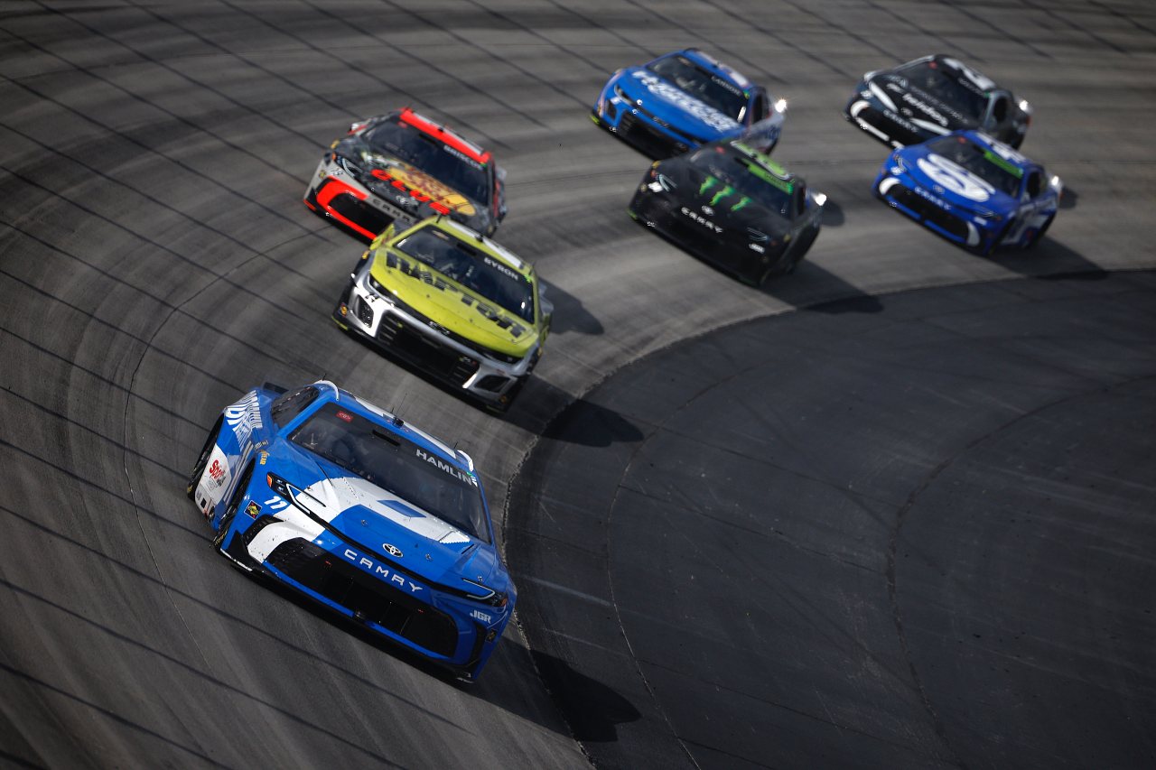 度重なるオーバータイムを制したハムリンが僚友ブリスコを撃破。連覇で今季最多の4勝目／NASCAR第21戦