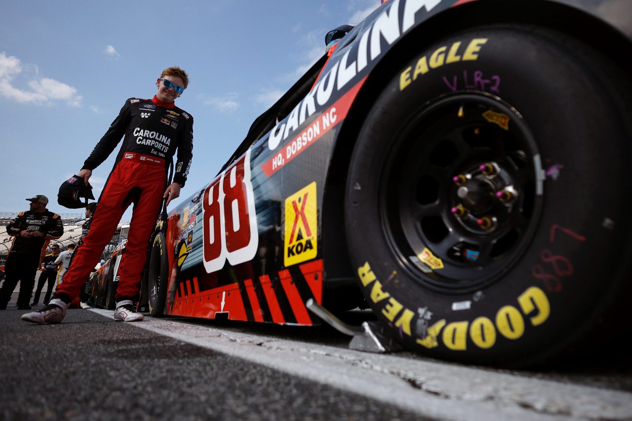 度重なるオーバータイムを制したハムリンが僚友ブリスコを撃破。連覇で今季最多の4勝目／NASCAR第21戦