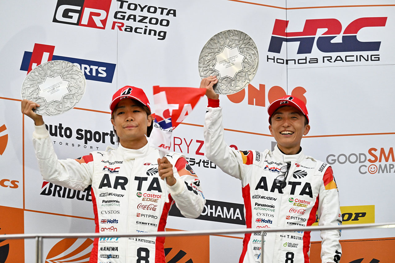 2位表彰台を獲得した野尻智紀／松下信治（ARTA MUGEN CIVIC TYPE R-GT ＃8）