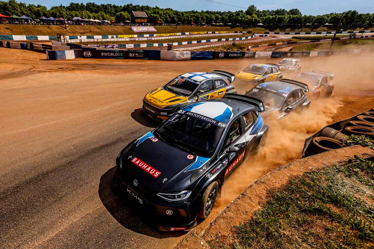 猛暑の“赤い釜”は予選、準決勝、決勝と完全制覇の絶対王者が勝利。KMSが1-2達成／WorldRX第3戦