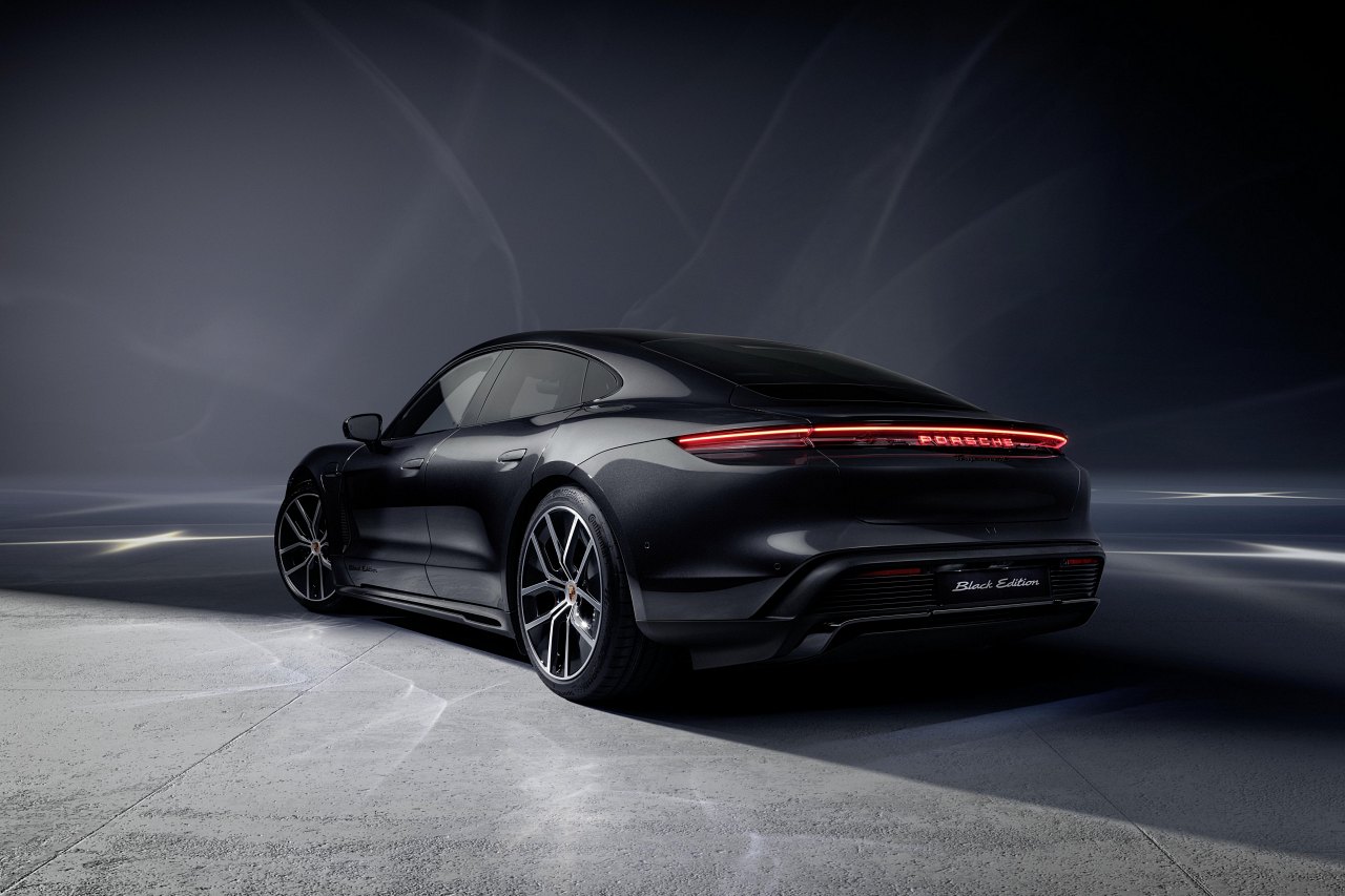 ポルシェ、電動『タイカン』と旗艦SUV『カイエン』に専用装備多数の“ブラックエディション”導入