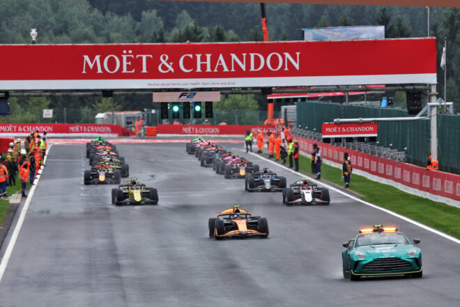 2025年FIA F2第9戦スパ・フランコルシャン　フォーメーションラップのスタート