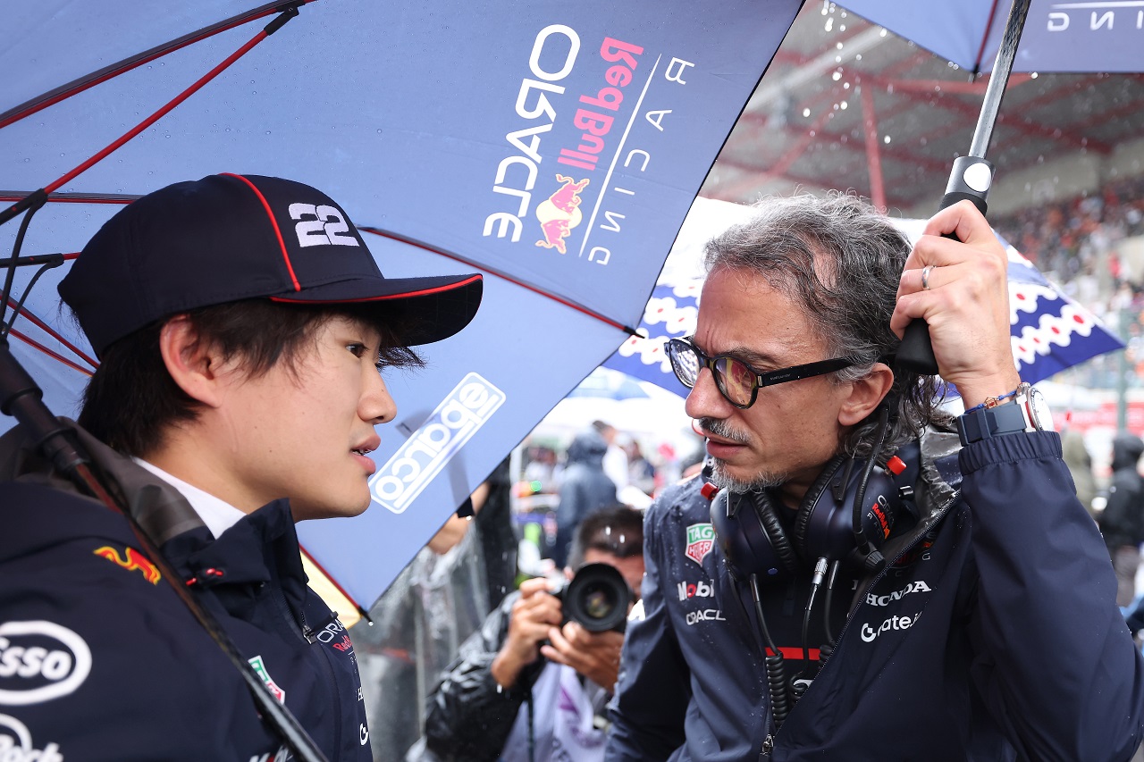 角田裕毅(レッドブル)とローレン・メキース代表