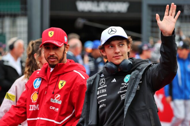 アンドレア・キミ・アントネッリ（メルセデス）とルイス・ハミルトン（フェラーリ）