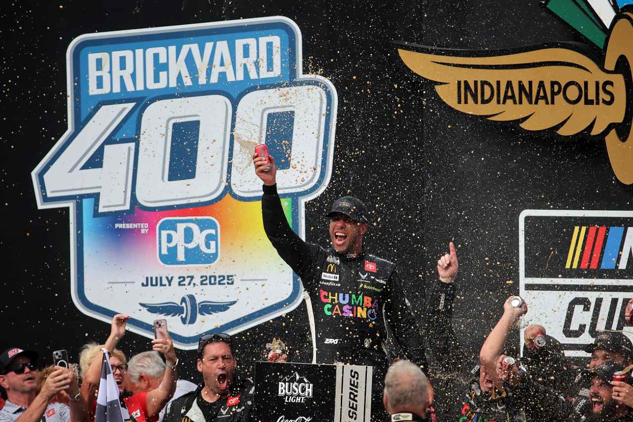 訴訟問題でチャーター権剥奪の23XI、渦中のウォレスが雨絡み2度の延長戦を制覇／NASCAR第22戦