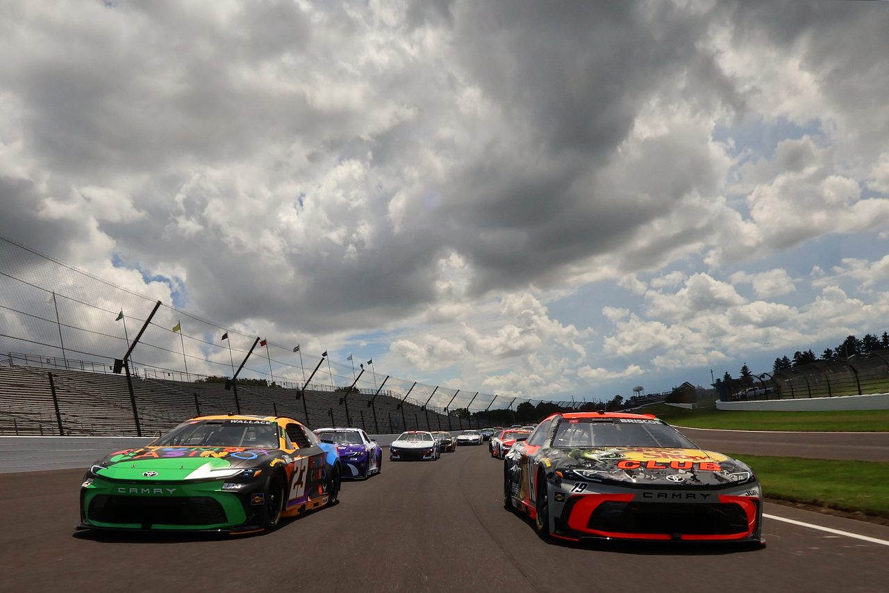 訴訟問題でチャーター権剥奪の23XI、渦中のウォレスが雨絡み2度の延長戦を制覇／NASCAR第22戦