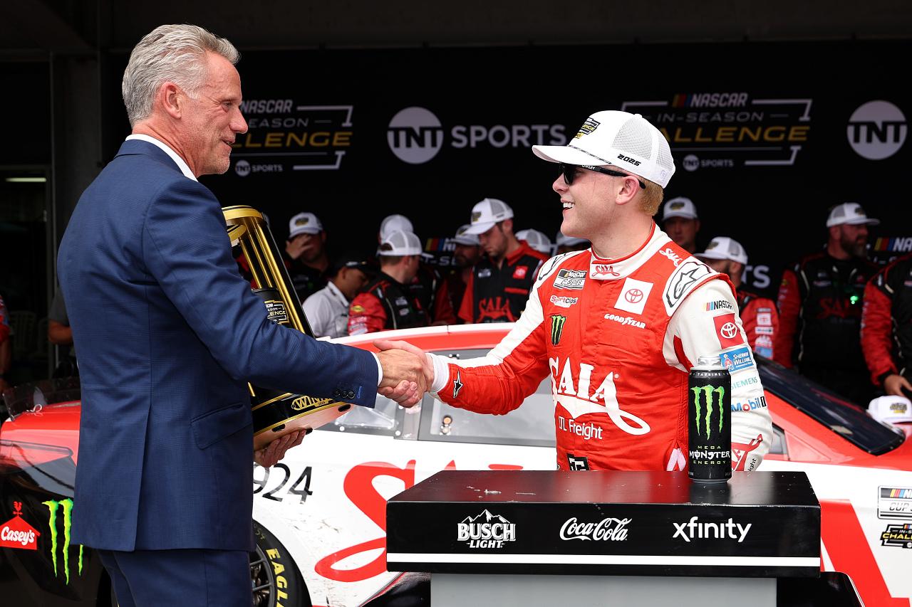 訴訟問題でチャーター権剥奪の23XI、渦中のウォレスが雨絡み2度の延長戦を制覇／NASCAR第22戦