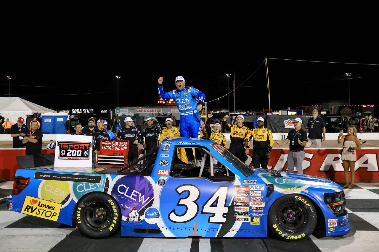 訴訟問題でチャーター権剥奪の23XI、渦中のウォレスが雨絡み2度の延長戦を制覇／NASCAR第22戦