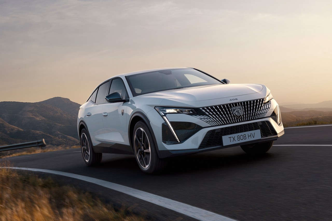 プジョー、新開発ハイブリッド搭載の『408』を導入。特別色セレニウムグレー採用の限定車も設定