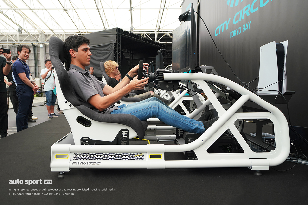 グランツーリスモ・スポーツを使用したエキシビジョンを走るイゴール・オオムラ・フラガ