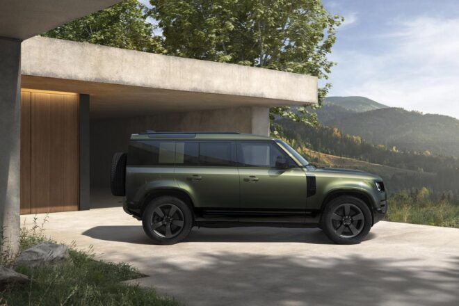 ディフェンダー、2026年モデル刷新で初のPHEV導入。最高峰『OCTA』には漆黒の新グレードも設定