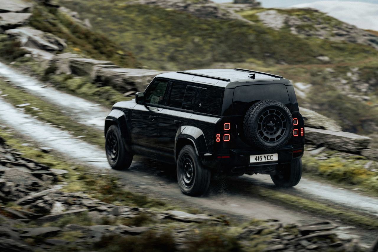 ディフェンダー、2026年モデル刷新で初のPHEV導入。最高峰『OCTA』には漆黒の新グレードも設定