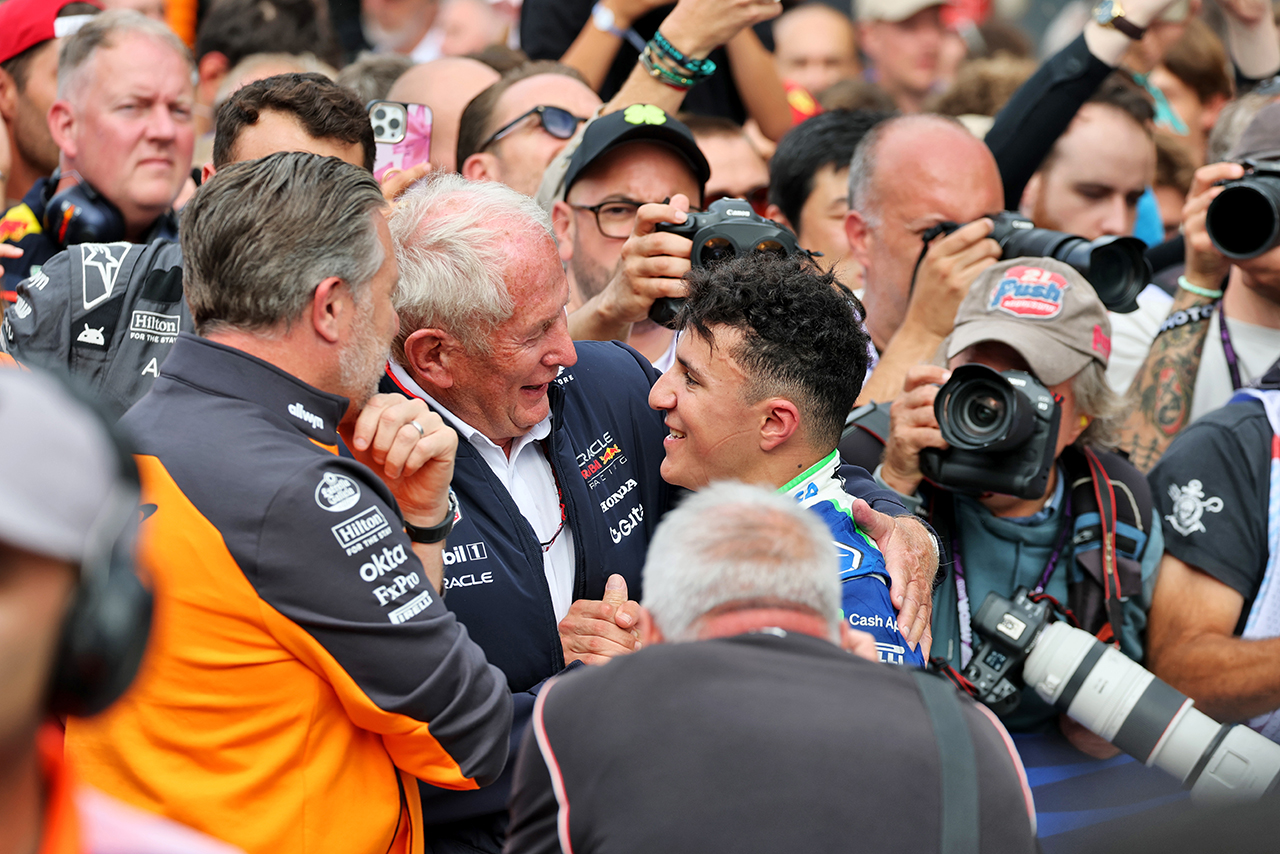 アイザック・ハジャー（レーシングブルズ）とヘルムート・マルコ（レッドブル・モータースポーツアドバイザー）