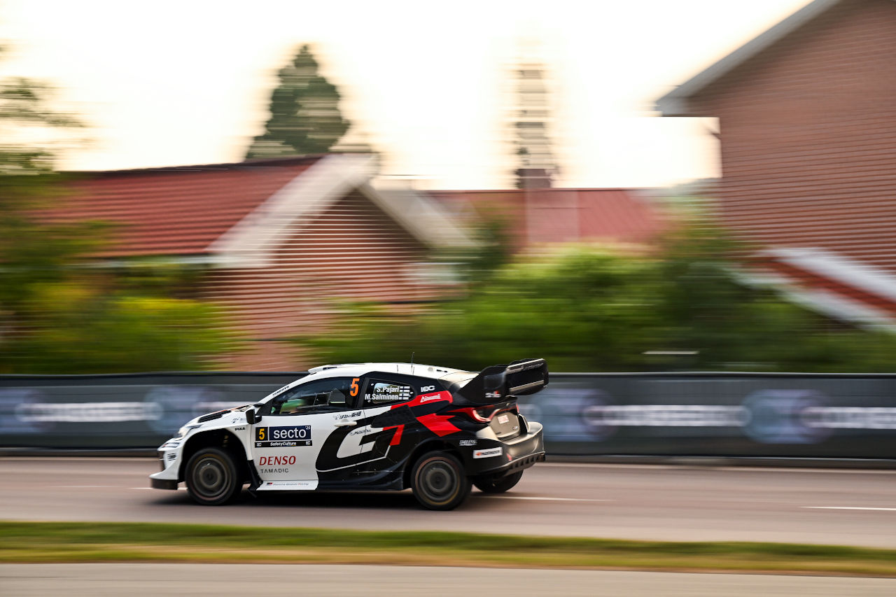 トヨタGR、ラリー・フィンランドの初日はライバルに先行許すも「明日の森林ステージに備えることが重要」／WRC第9戦