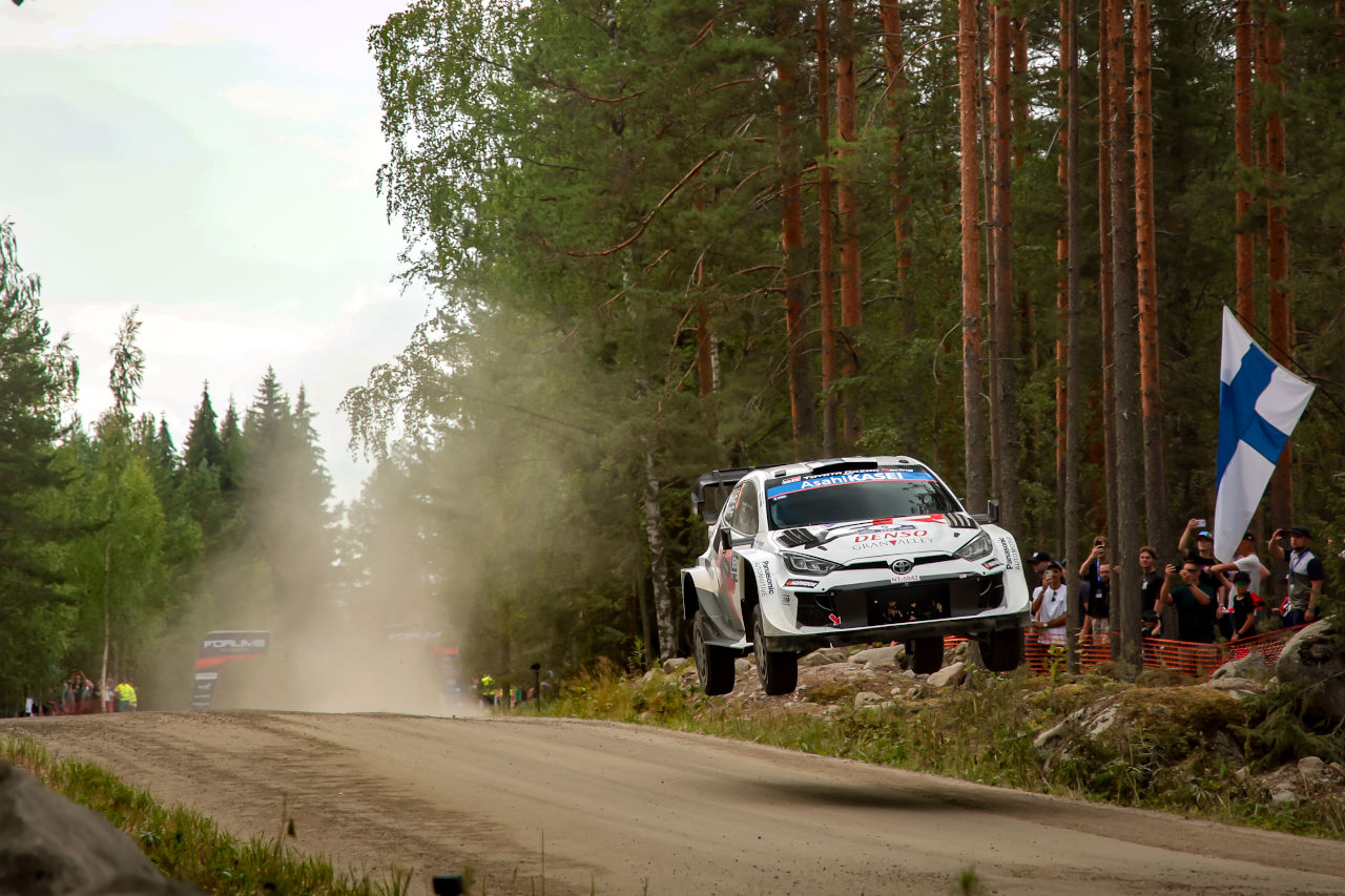 「良くなりつつある」復調ロバンペラが母国戦をリード。ステージ優勝50回達成の勝田貴元は僅差の4番手／WRCフィンランド・デイ2