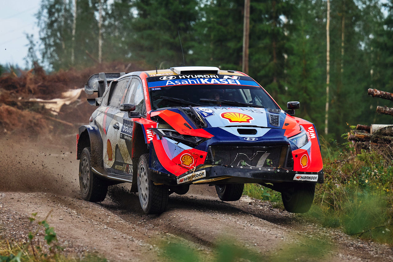 検査員を負傷させたオイット・タナックにタイムペナルティと執行猶予付きポイント剥奪の裁定／WRC第9戦フィンランド