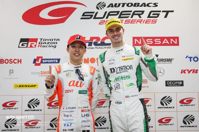 GT500優勝の坪井翔（au TOM’S GR Supra）とGT300優勝のチャーリー・ファグ（D’station Vantage GT3）