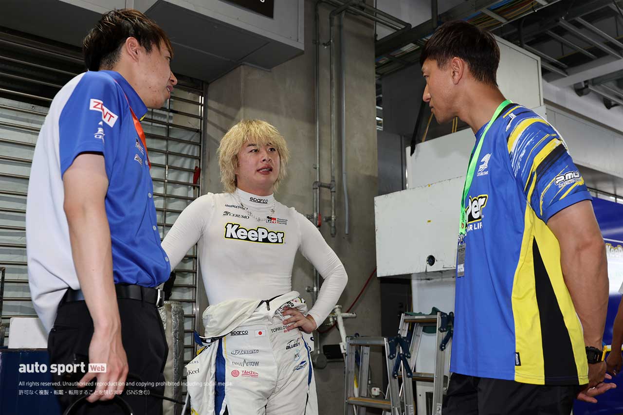 岡島慎太郎エンジニア、大湯都史樹、石浦宏明（KeePer CERUMO GR Supra）