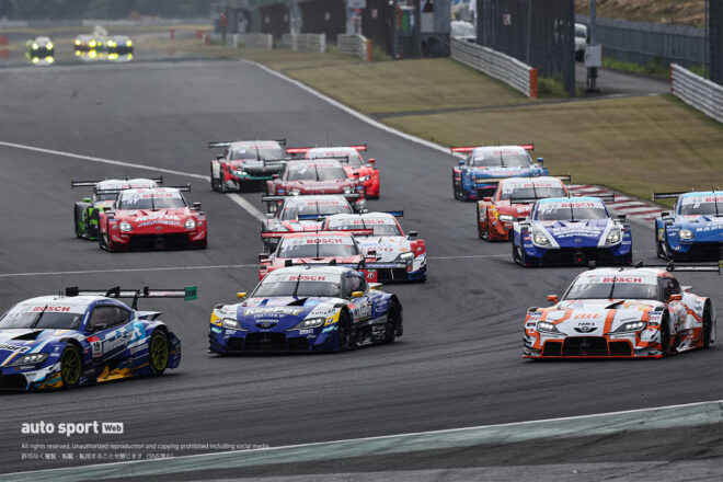 TGRコーナーでバトルを繰り広げたau TOM’S GR Supra（坪井翔）とKeePer CERUMO GR Supra（大湯都史樹）
