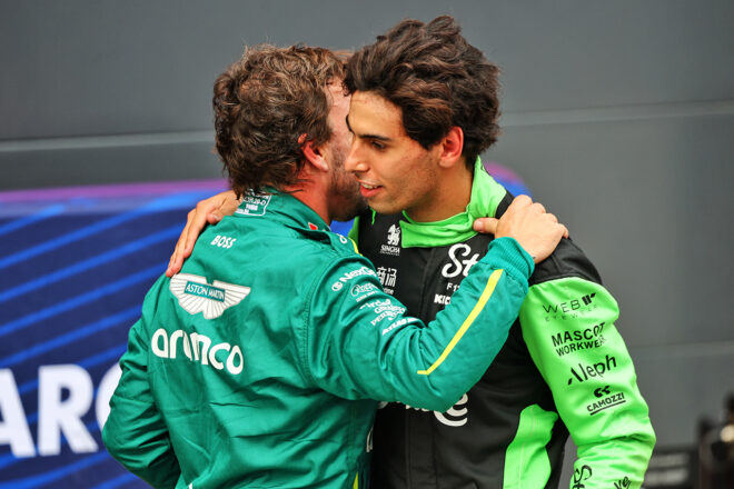 フェルナンド・アロンソ（アストンマーティン）とガブリエル・ボルトレート（キック・ザウバー）