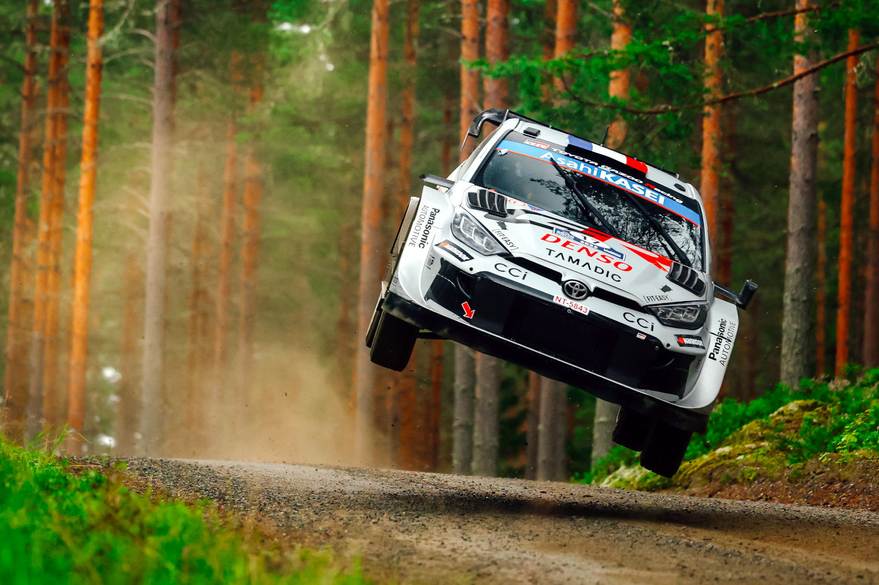 WRCフィンランドは突然の荒れ模様。ヒョンデ勢“全滅”によりトヨタが上位独占【デイ3レポート】