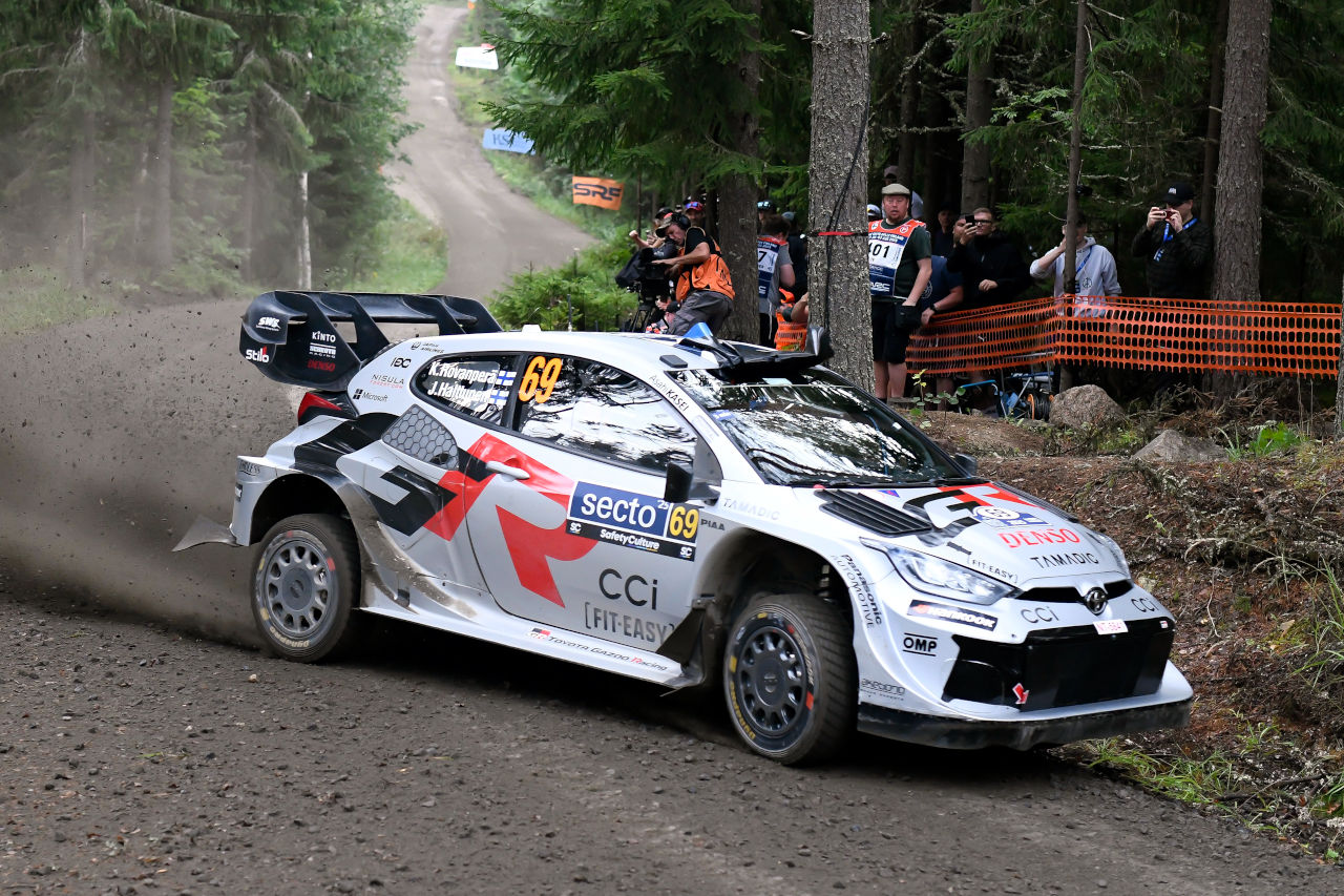 WRCフィンランドは突然の荒れ模様。ヒョンデ勢“全滅”によりトヨタが上位独占【デイ3レポート】