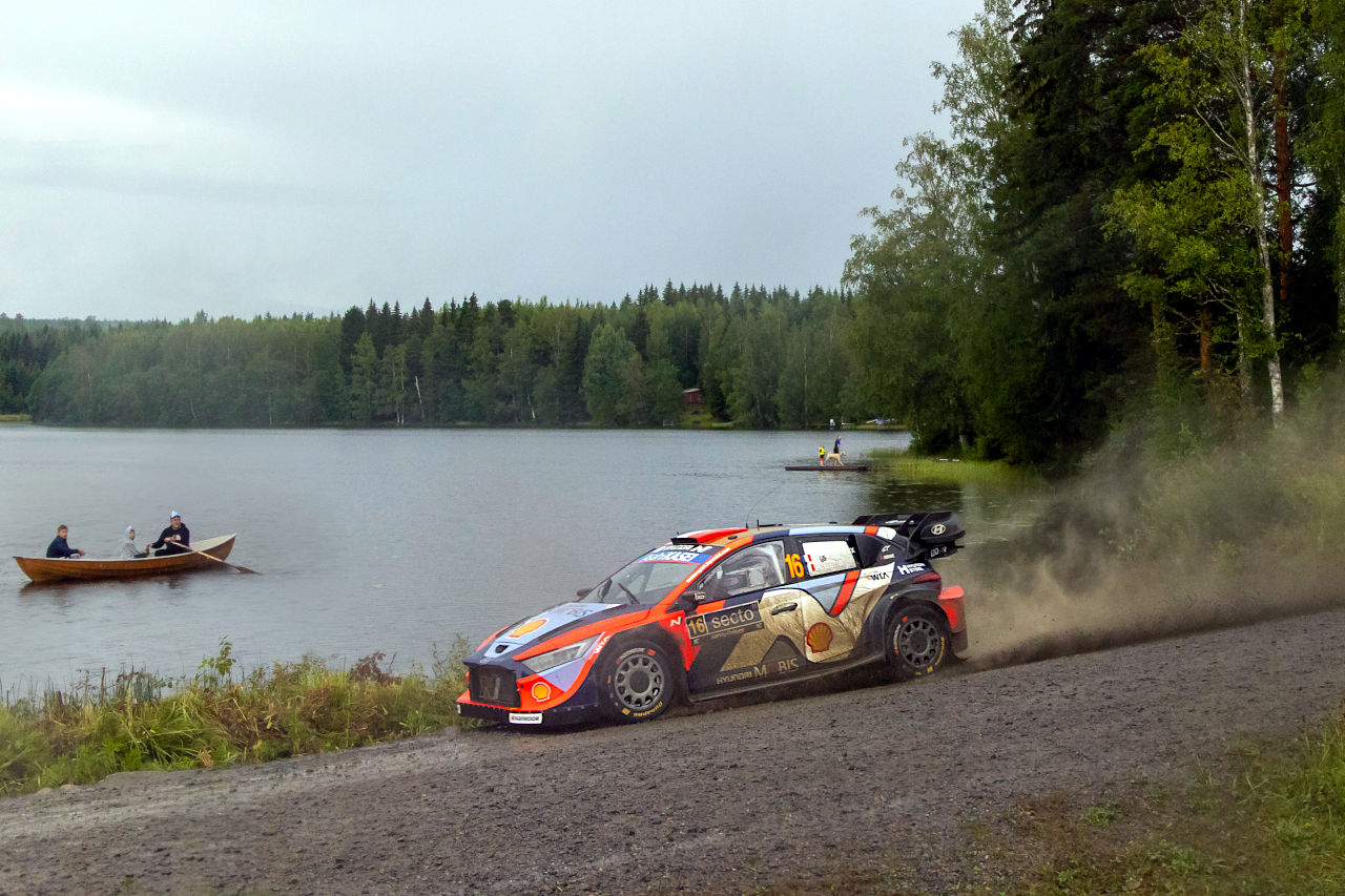 WRCフィンランドは突然の荒れ模様。ヒョンデ勢“全滅”によりトヨタが上位独占【デイ3レポート】