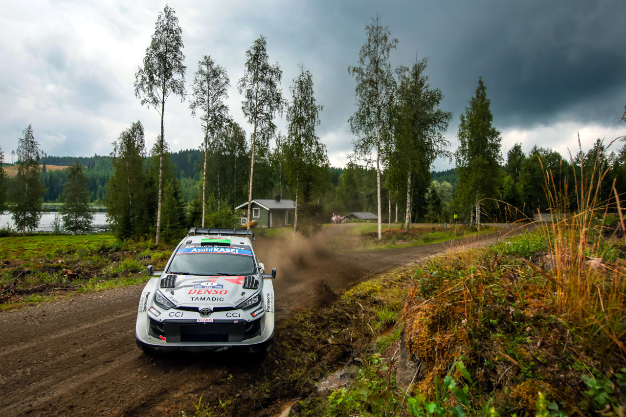 勝田貴元が2番手で最終日へ。通算250回目のステージウイン記録のロバンペラは首位堅持／WRC第9戦