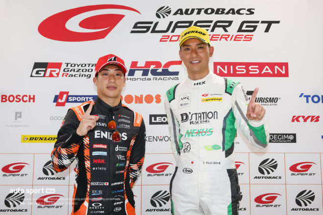 日曜Race2の予選でポールポジションを獲得した福住仁嶺（ENEOS X PRIME GR Supra）と藤井誠暢（D’station Vantage GT3）