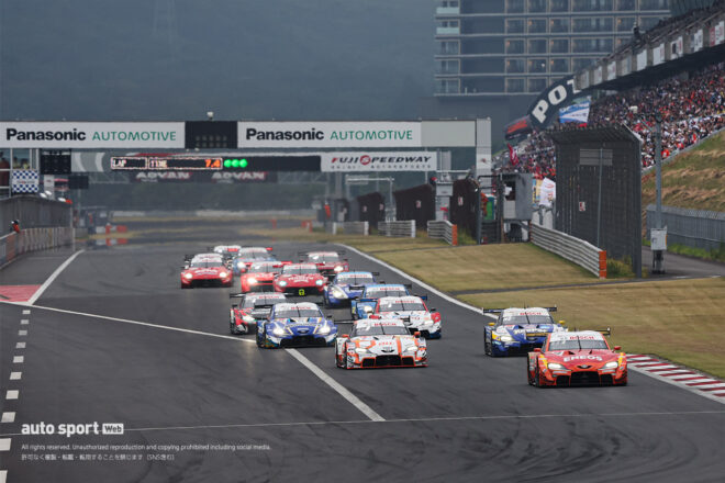 GT500クラス日曜レース2の決勝スタート
