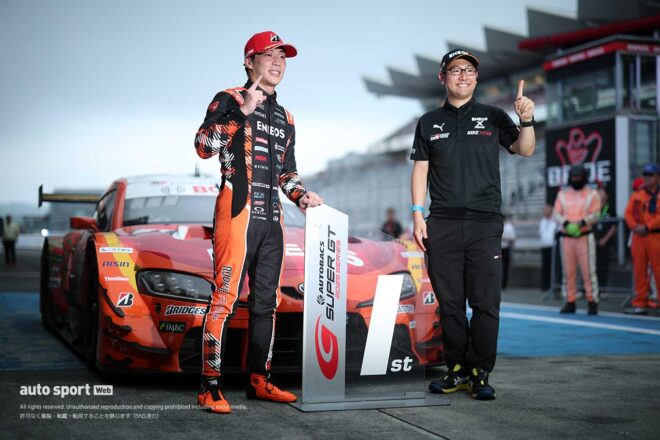 福住仁嶺と豊田大輔ゼネラルマネージャー（ENEOS X PRIME GR Supra）