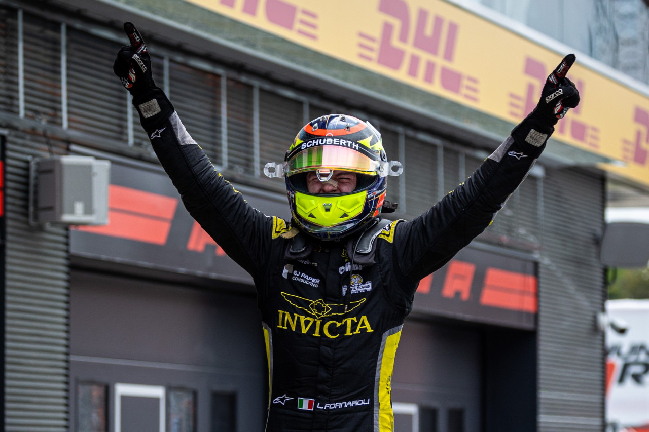 2025年FIA F2第10戦ブダペスト　フィーチャーレースを制したレオナルド・フォルナローリ（インビクタ・レーシング）