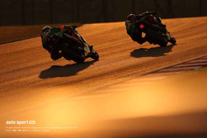 夕焼けのなかで駆け上がるマシン／2025鈴鹿8耐