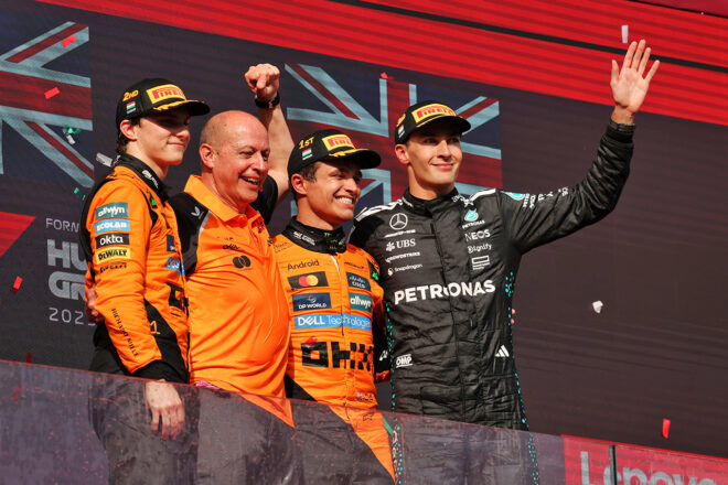 2025年F1第14戦ハンガリーGP表彰式　優勝のランド・ノリス、2位オスカー・ピアストリ（マクラーレン）、3位ジョージ・ラッセル（メルセデス）