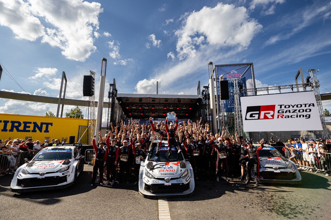 豊田章男会長「最高の恩返し。やっと地元の皆に優勝する姿を見せられて本当によかった」WRC第9戦フィンランド後コメント全文