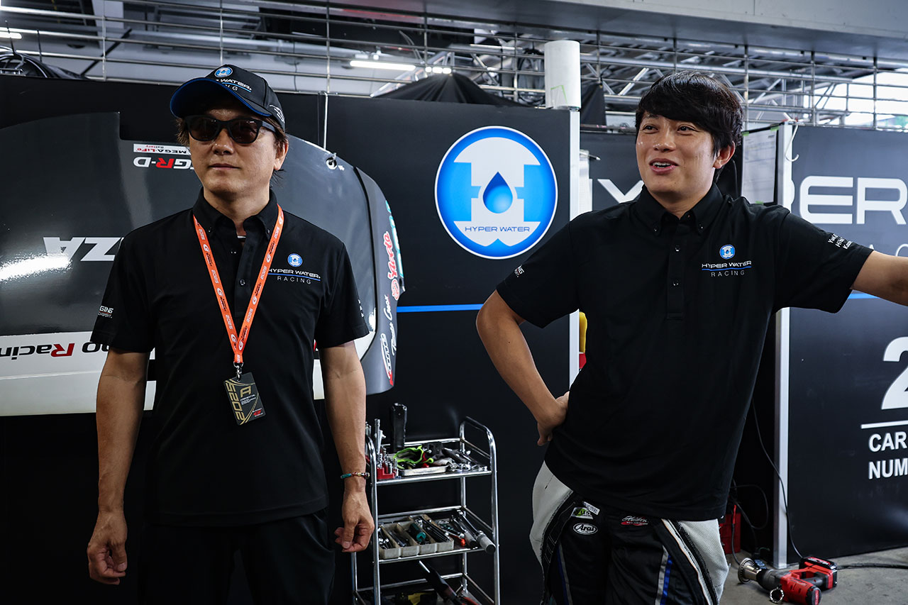 加藤寛規監督と堤優威（HYPER WATER INGING GR86 GT