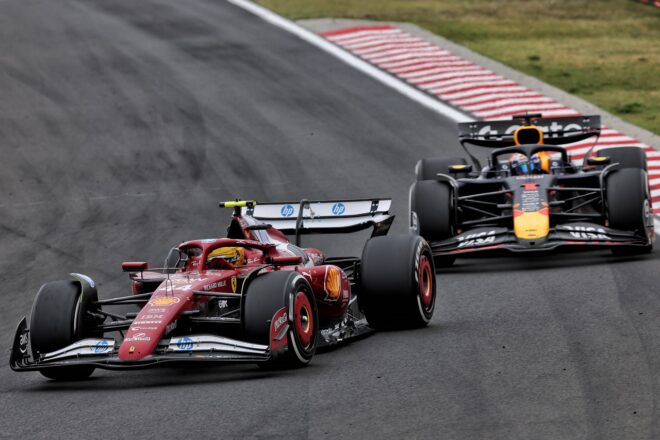ルイス・ハミルトン（フェラーリ）とマックス・フェルスタッペン（レッドブル）