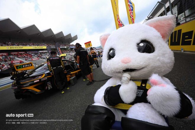 ハンディファンで涼むアップちゃん