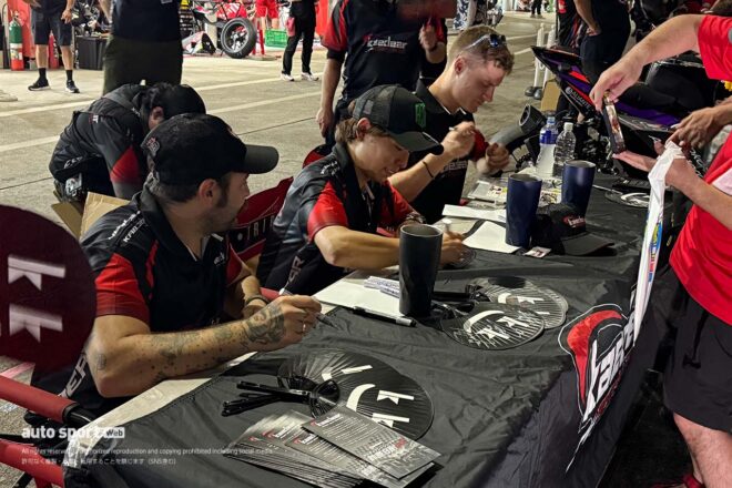 ナイトピットウォークでファンサービスするKaedear-Dafy-Rac41-Hondaの3名