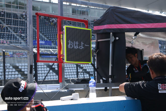 LEDサインボードで挨拶するTeam BabyFace Titanium Power