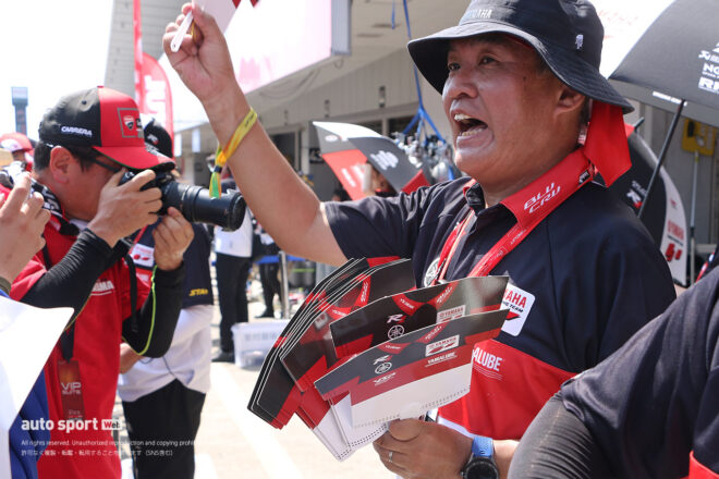 ピットウォークでポロシャツ型うちわを配るYAMAHA RACING TEAM