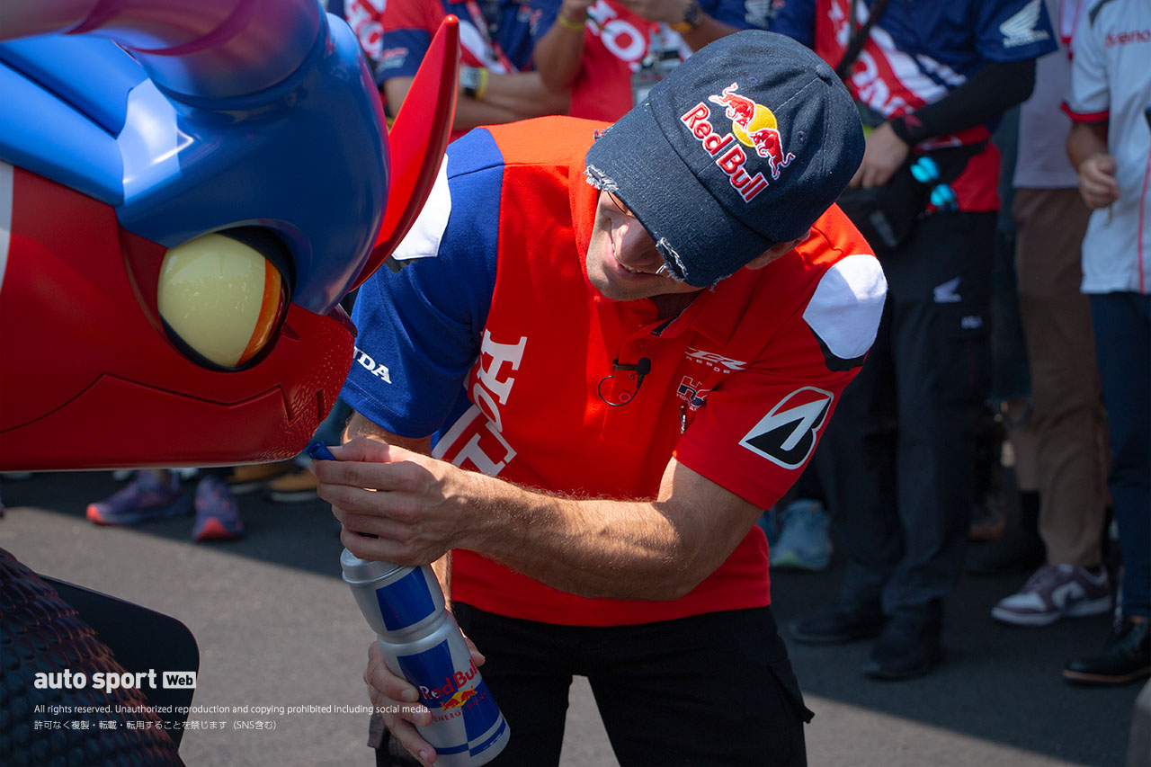 コライドンに興味津々なヨハン・ザルコ（Honda HRC）／2025鈴鹿8耐